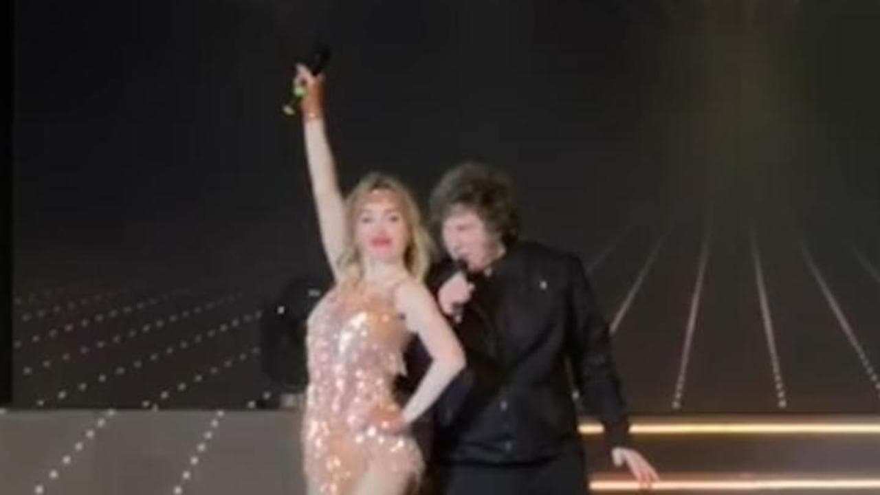Argentina, il presidente Milei canta con l’ex compagna Florez: il duetto sul palco è virale