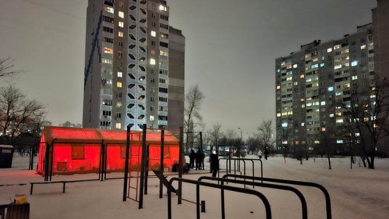 Nel palazzo di ghiaccio del quartiere Troieshchyna: così Kiev resiste alla guerra