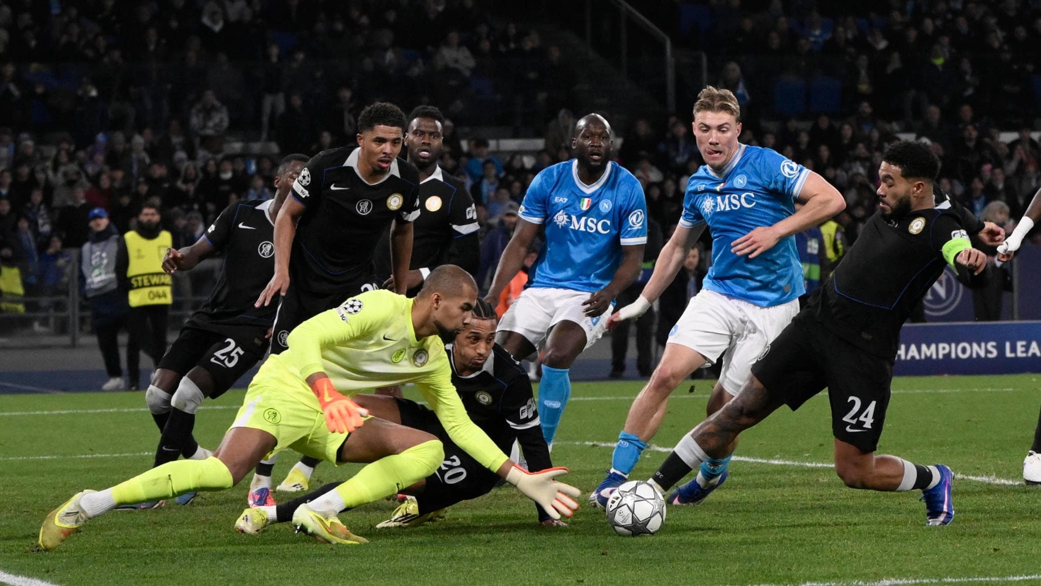 Napoli, non basta l’orgoglio: il Chelsea vince 3-2, azzurri eliminati dalla Champions