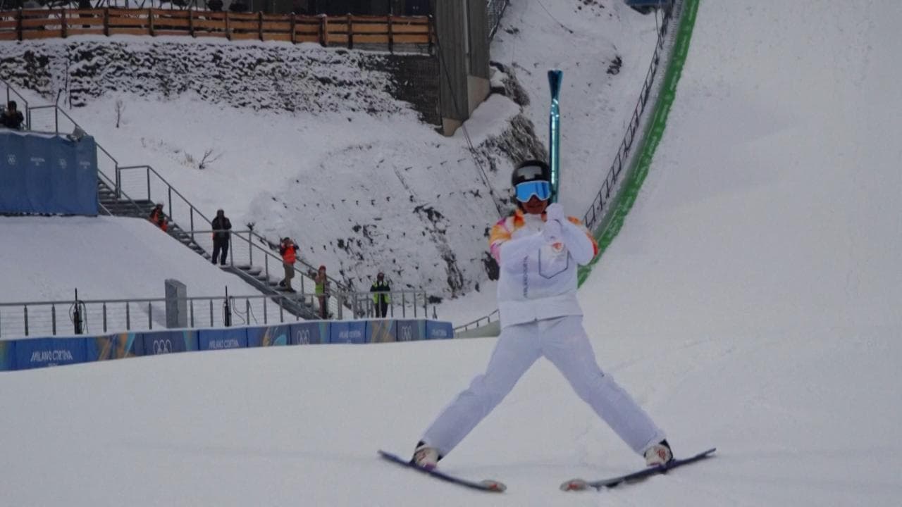 Milano Cortina: la torcia olimpica sul trampolino di salto a Predazzo