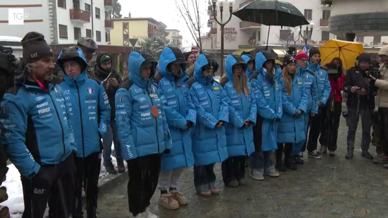 Crans-Montana, le sciatrici azzurre rendono omaggio alle vittime della strage