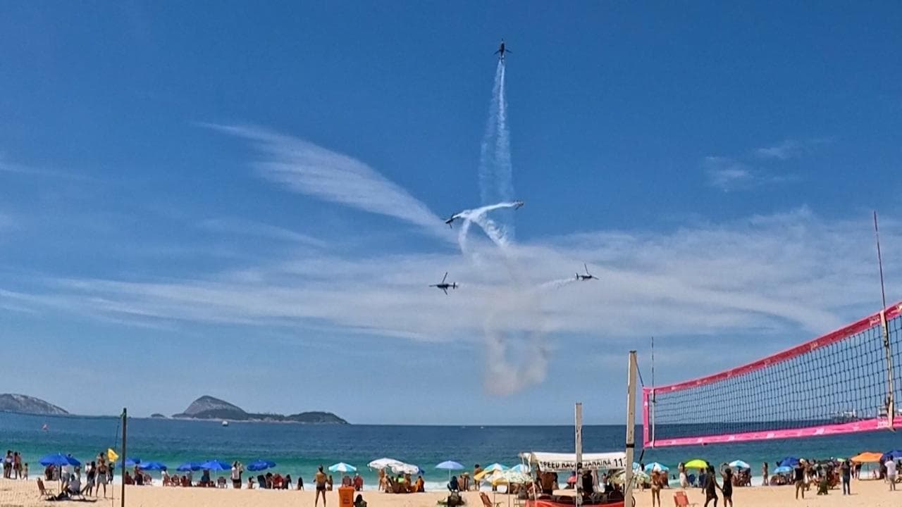Gli elicotteri spagnoli come le frecce tricolore: le acrobazie nei cieli di Ipanema