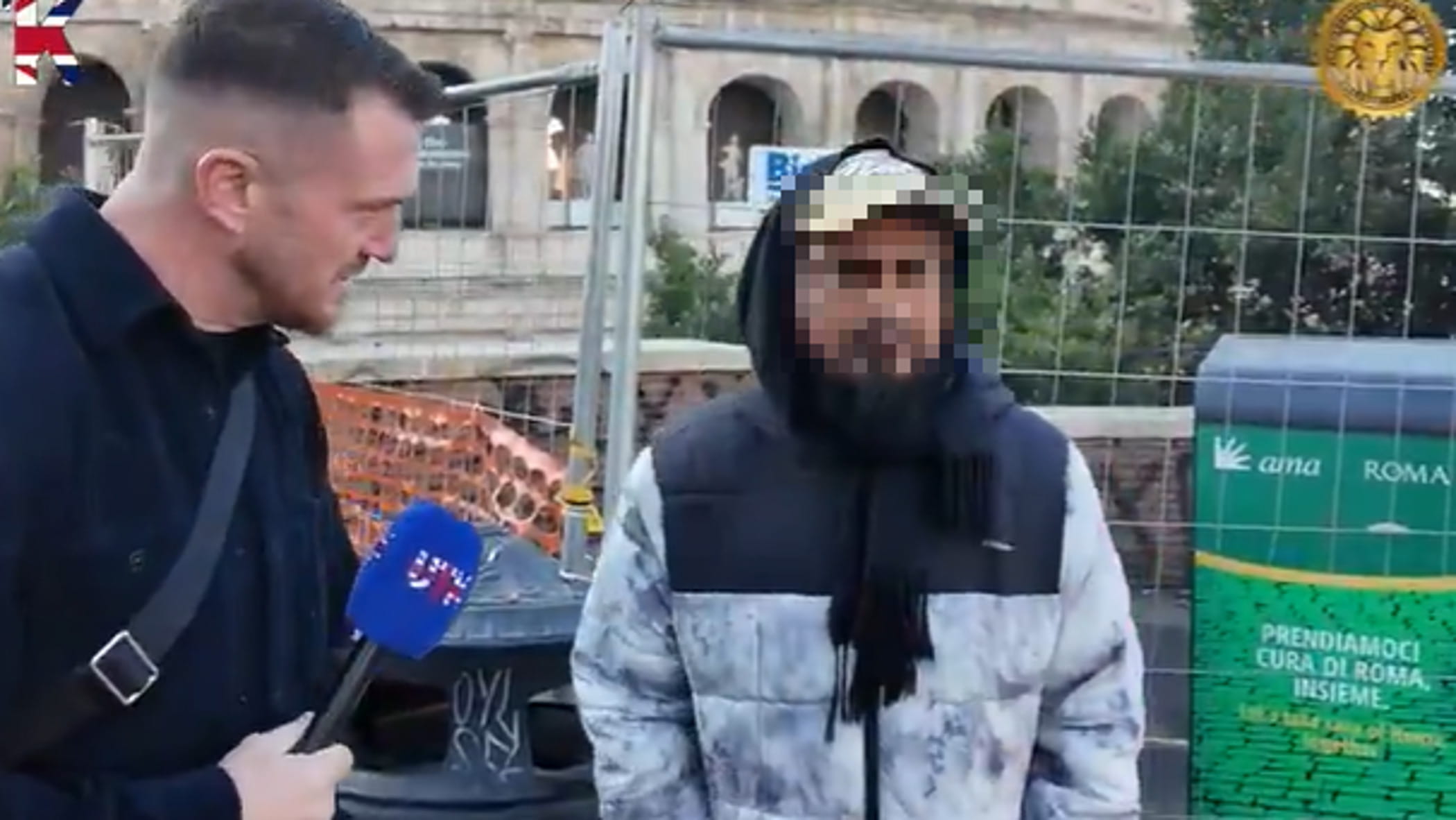 “Qui africani ovunque”. Il tour romano del neonazi Robinson, poi da Salvini con un uomo misterioso