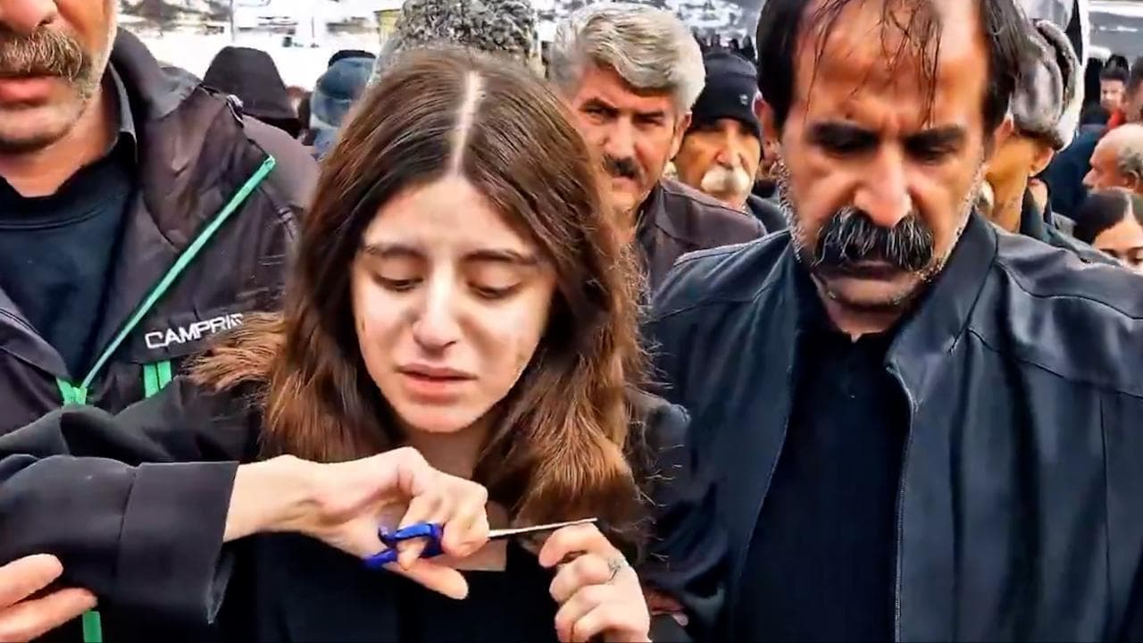 Iran, si taglia ciocca di capelli per protesta durante i funerali della sorella uccisa dalla polizia