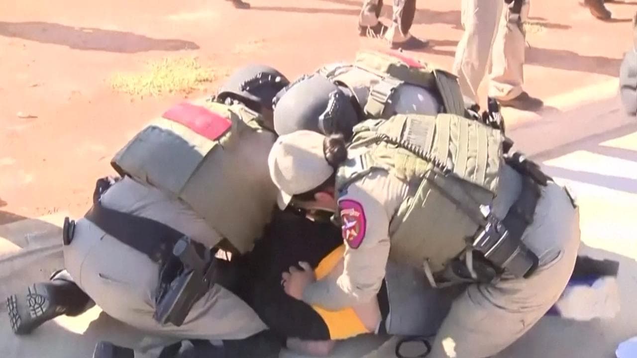 Texas, ancora duri scontri tra manifestanti e Ice davanti al centro detenzione di Dilley