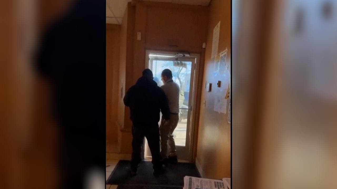 Minneapolis, agenti Ice tentano di entrare nel consolato dell'Ecuador: il funzionario li respinge