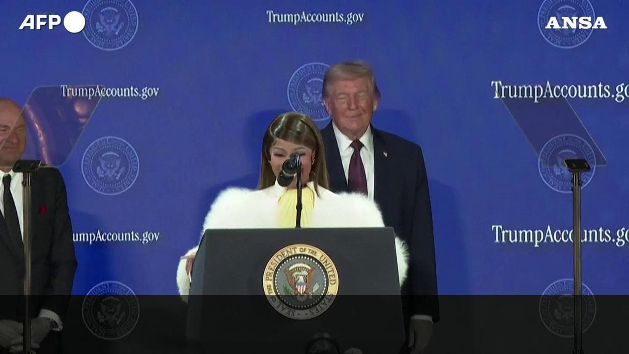 Washington, Nicki Minaj sul palco con Trump: "Sono la sua fan numero uno"
