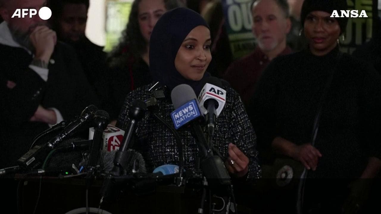 Minneapolis, aggressione alla deputata somala Ilhan Omar: "Non mi faccio intimidire. Aboliamo l'Ice"
