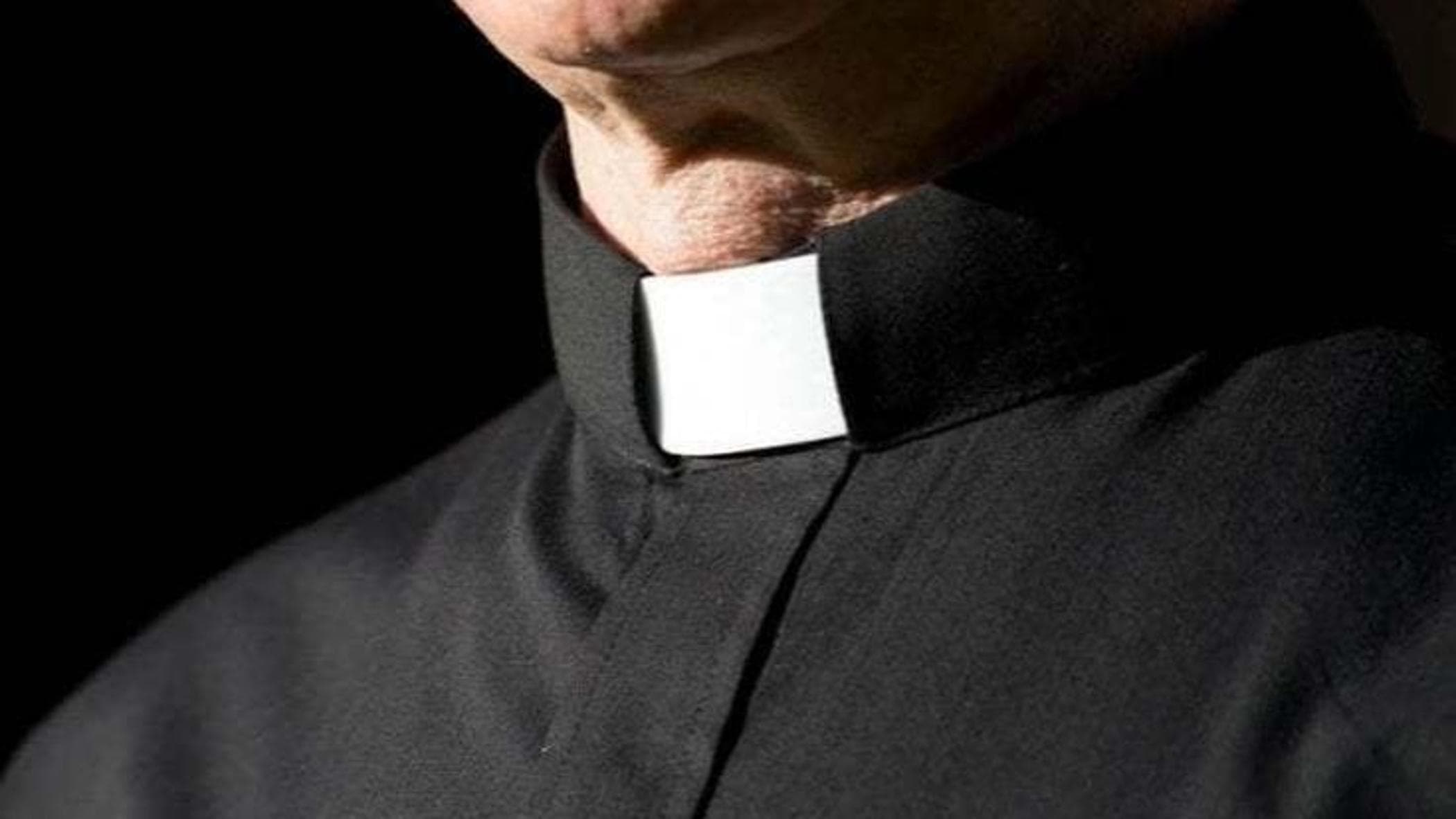 “Padre De Luca abusò di 30 donne, alcune minorenni”: la scoperta nei diari del gesuita