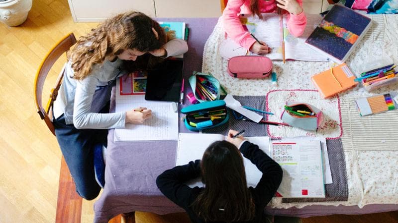 Compiti a casa. Una delle situazioni nelle quali, a volte, i genitori intervengono troppo. La psicoanalista Laura Pigozzi parla di “plusmaterno”. Getty Images