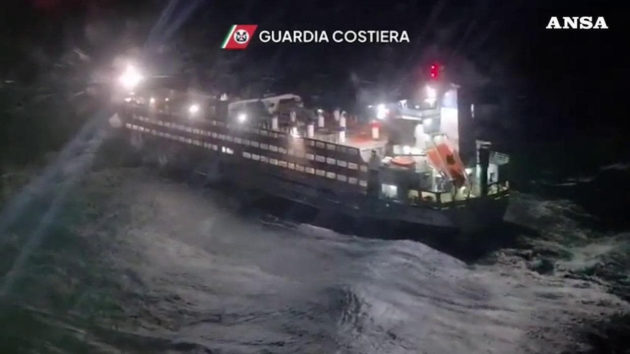 Sardegna, nave cargo rischia il naufragio sugli scogli: il video della Guardia costiera