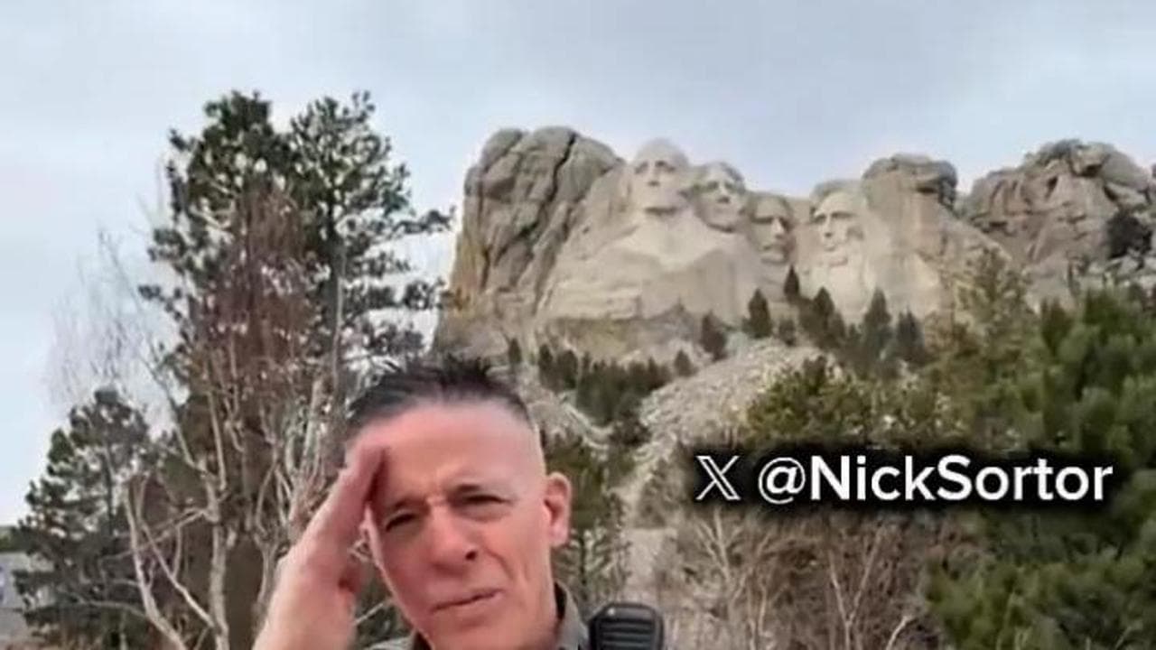 Ice a Minneapolis, Bovino manda un messaggio ai suoi agenti dal Monte Rushmore: "Orgoglioso di voi"