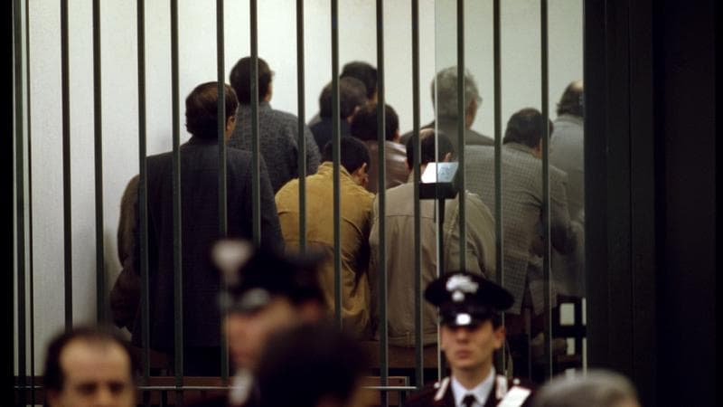 Il maxi processo Palermo, 1986, prima udienza: dietro le sbarre i mafiosi si mettono di spalle in segno di sfregio