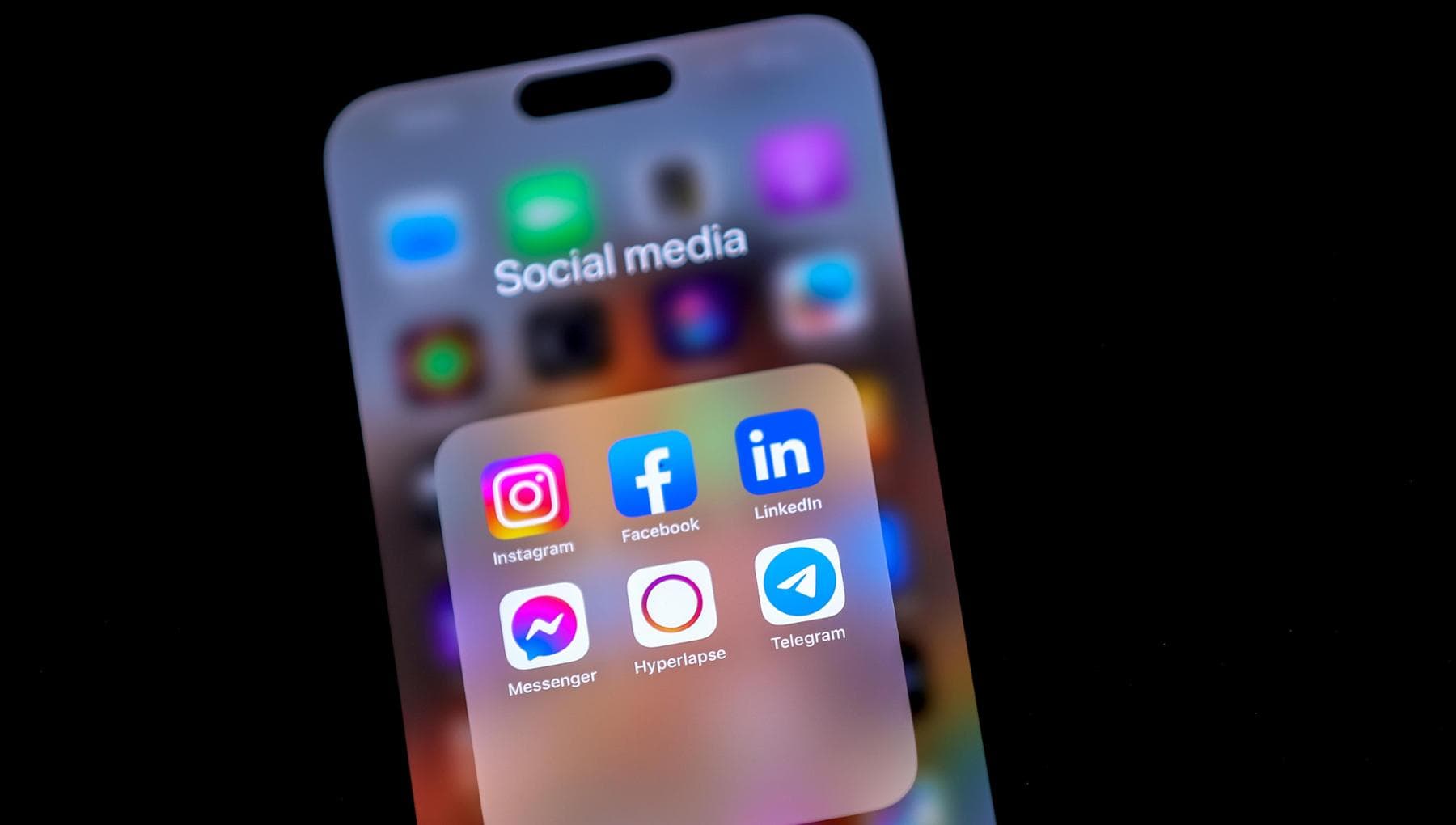 “Stop ai social per gli under 15”: la Lega lancia la proposta di legge. Anche il Pd vuole il blocco