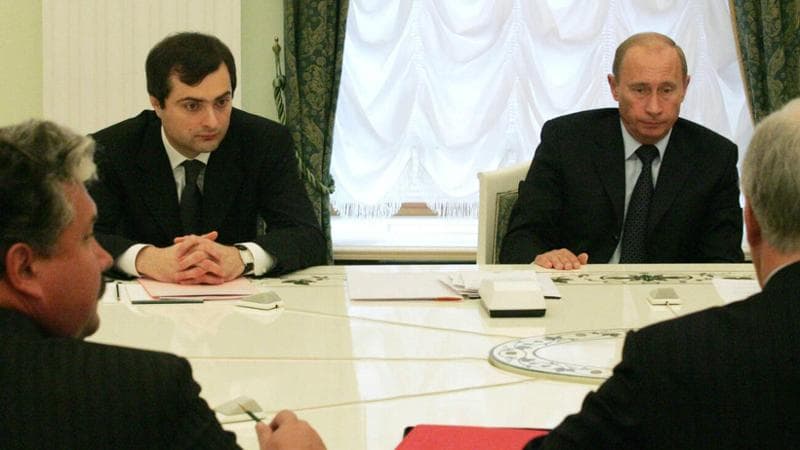 Vladislav Surkov, a sinistra, e Vladimir Putin nel 2006. Alamy Stock Photo