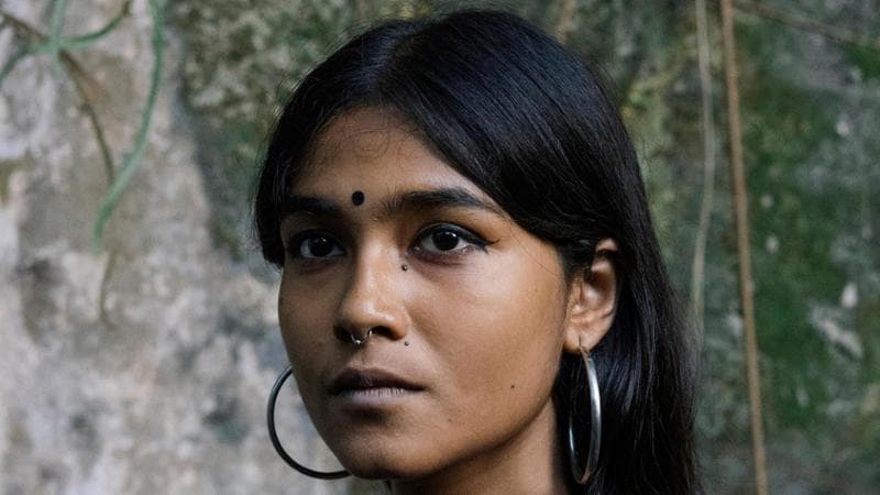 Faiza Fairooz, Ha 23 anni, è un’artista e studia Belle Arti. Attivista, ha rischiato la vita partecipando alle proteste. Lotta per una società laica, che affronti apertamente 
il machismo e porti l’educazione sessuale nelle scuole. Rimpiange «l’energia speciale del periodo della rivoluzione».