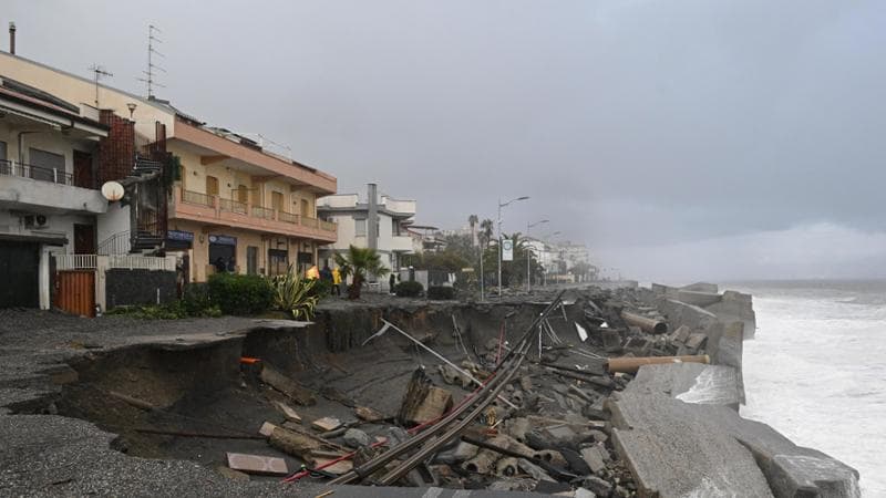 Sulla costa spazzata dal ciclone Harry: “Aiutati solo dagli angeli della sabbia”