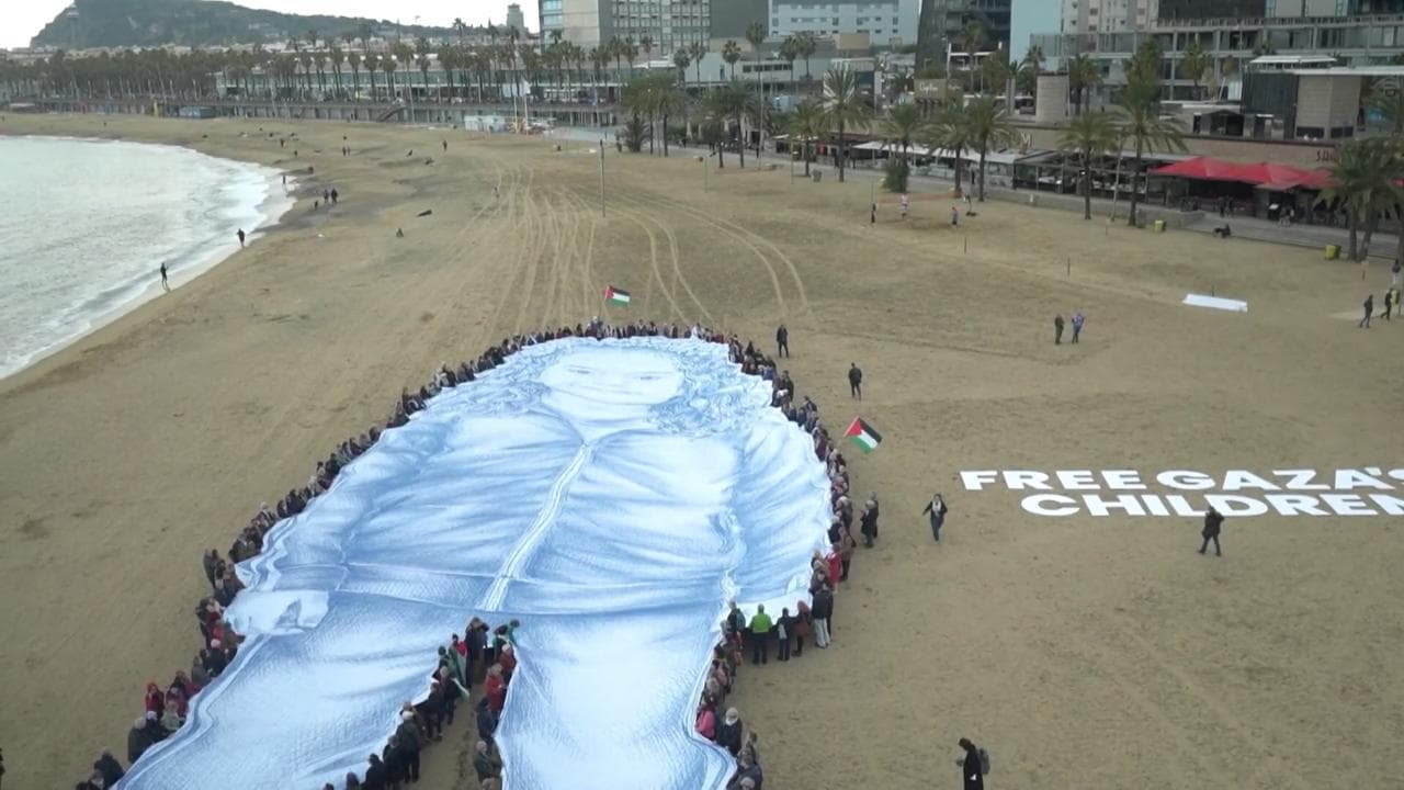 Spagna, sulla spiaggia di Barcellona la sagoma gigante di Hind Rajab nell'anniversario della morte