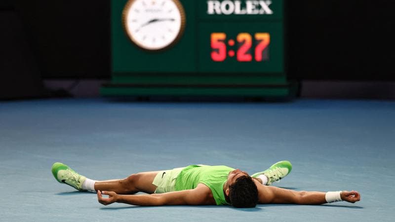 Alcaraz a terra dopo la vittoria