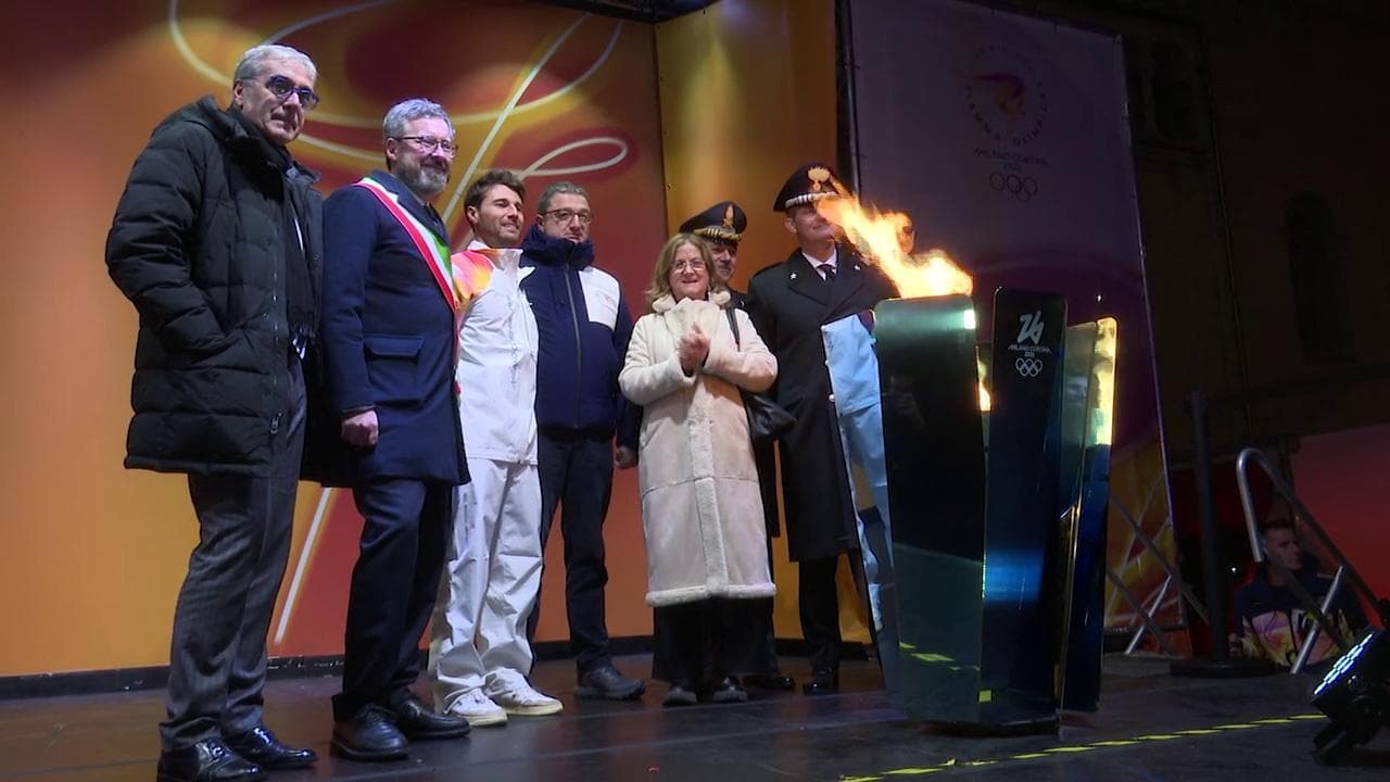 Milano Cortina 2026, la fiamma olimpica arriva a Trento: il velista Tita accende il braciere