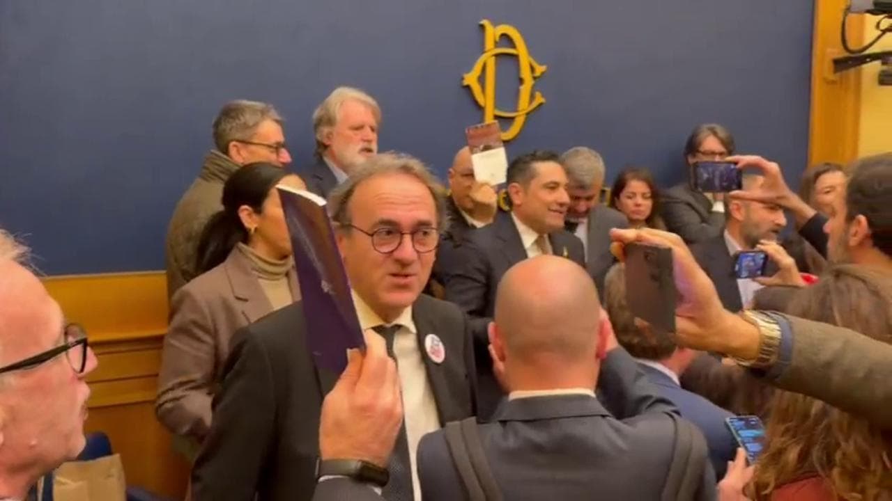 Conferenza di Casapound alla Camera: le opposizioni occupano la sala stampa e cantano Bella Ciao