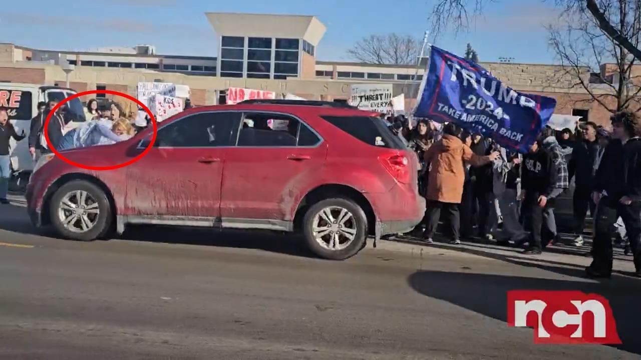 Nebraska, protesta contro Ice al liceo: sostenitore di Trump investe un manifestante e sgomma via