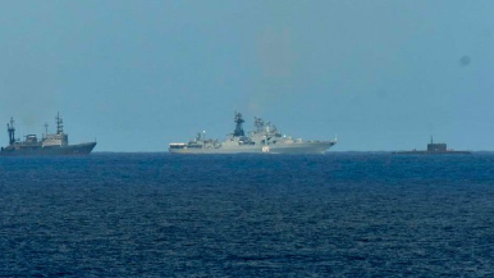 La fregata italiana intercetta il sottomarino russo