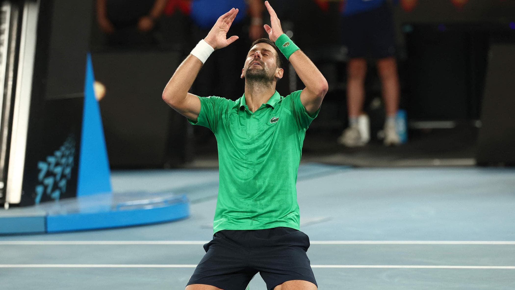 Djokovic batte Sinner 3-6, 6-3, 4-6, 6-4, 6-4. Il serbo in finale agli Australian Open