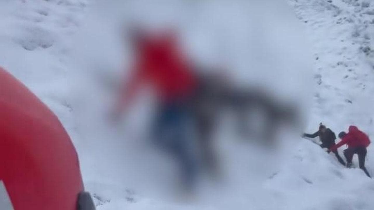 Helvellyn, in jeans sul ghiaccio: due ragazzi di 15 e 16 anni salvano gli escursionisti improvvisati