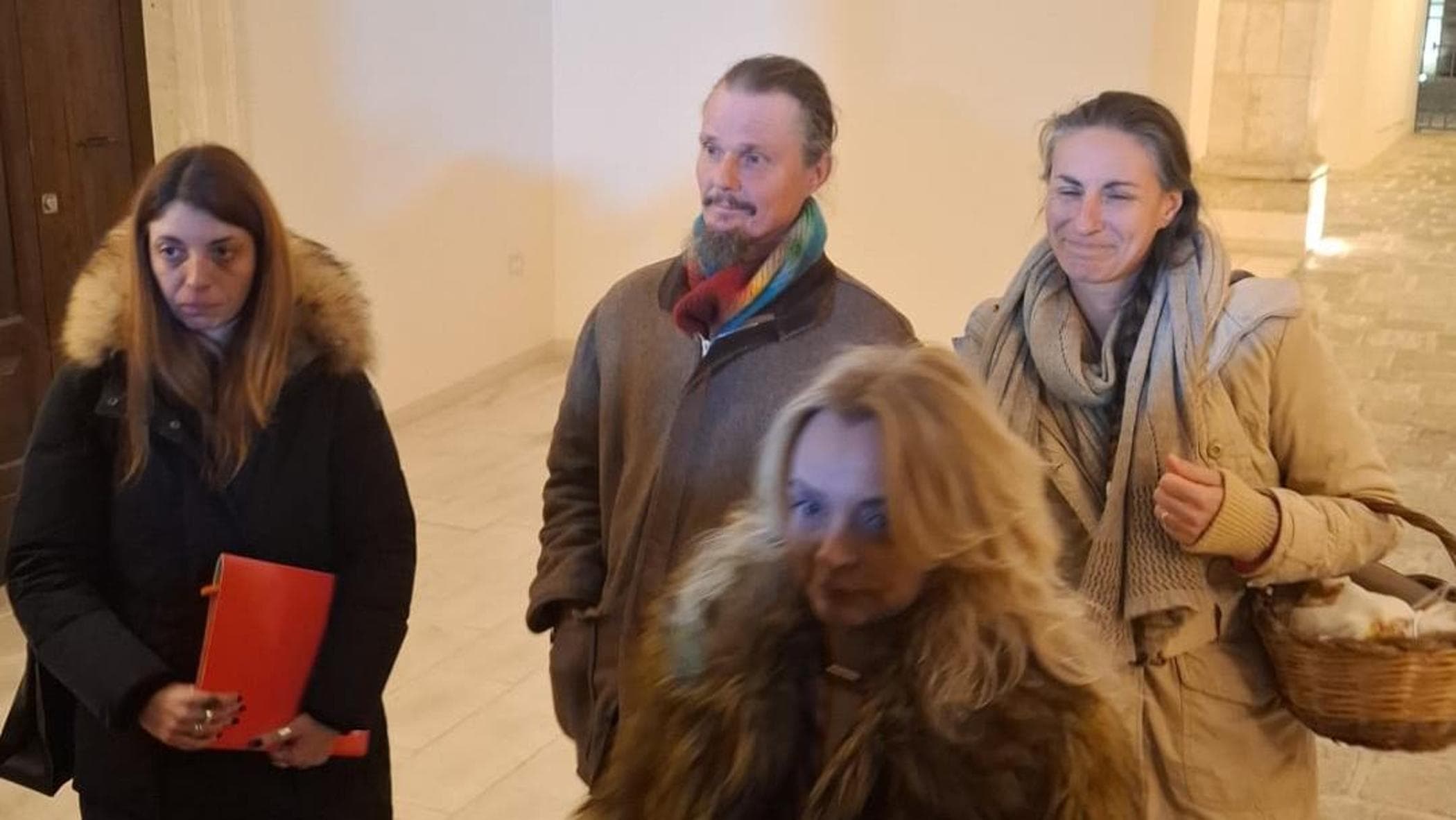 Famiglia nel bosco, prima perizia psichiatrica sui genitori. I legali: “Ricongiungimento possibile”