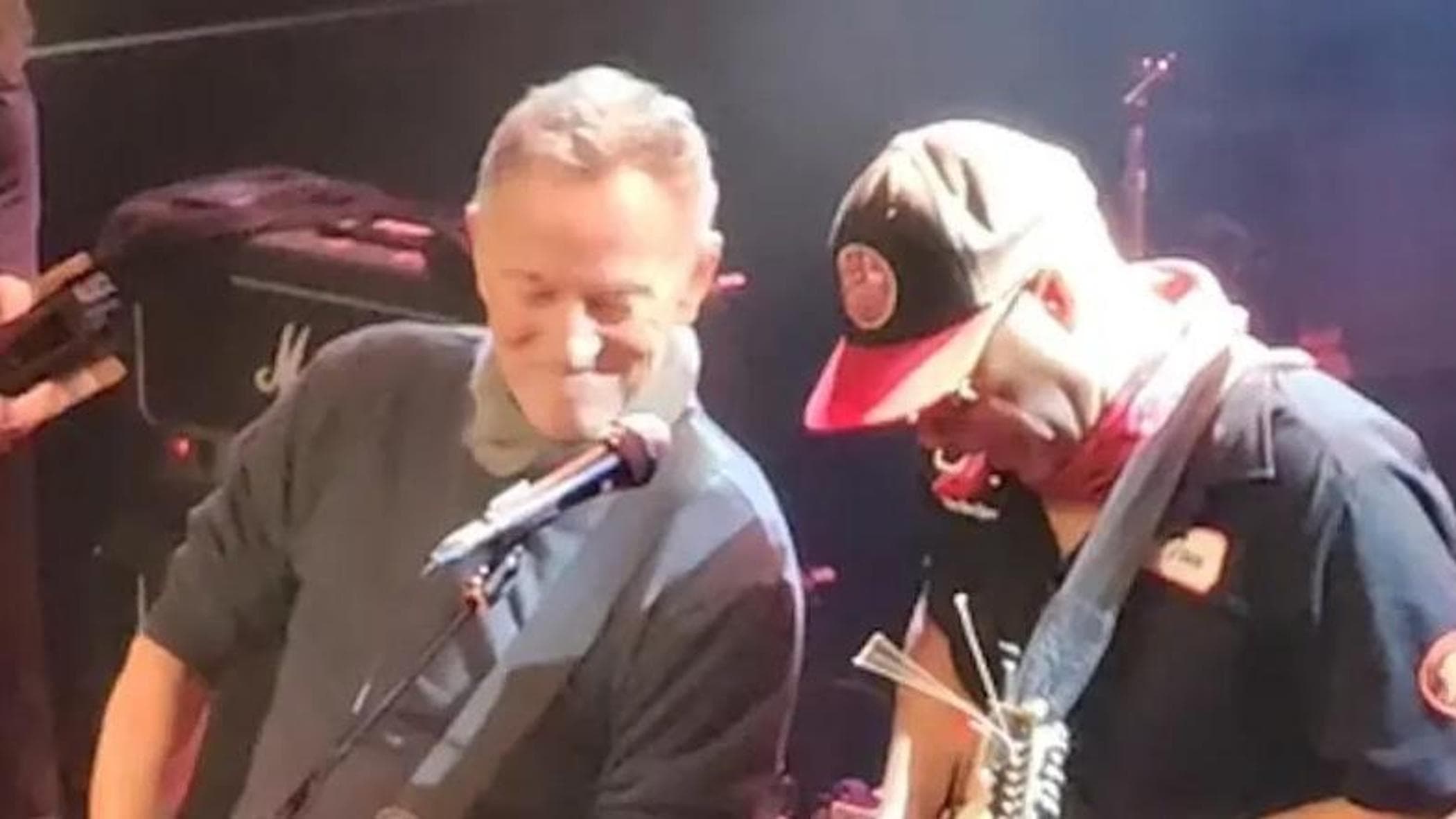 Springsteen suona a Minneapolis contro l'Ice: sulla chitarra la scritta “Arrest the president”