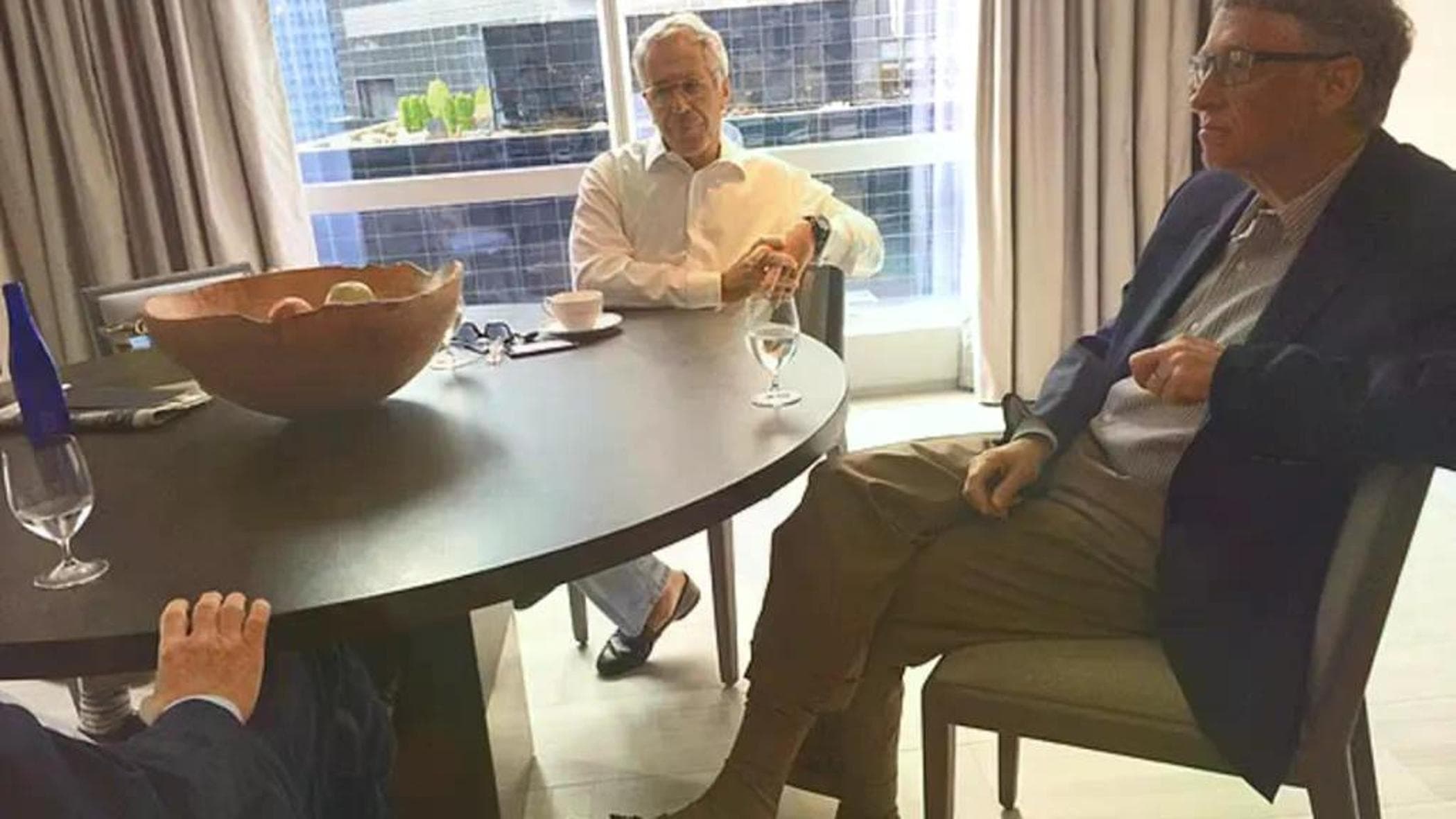 Nei file Epstein spunta Bill Gates: “Contagiato da donne russe, curò Melinda di nascosto”