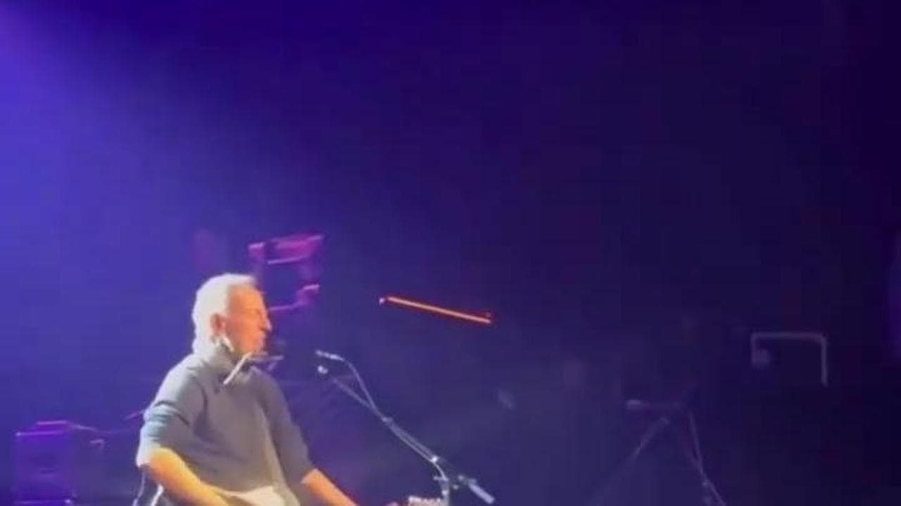 Minneapolis, concerto di Springsteen a sopresa: sulla chitarra è scritto "Arrest the President"
