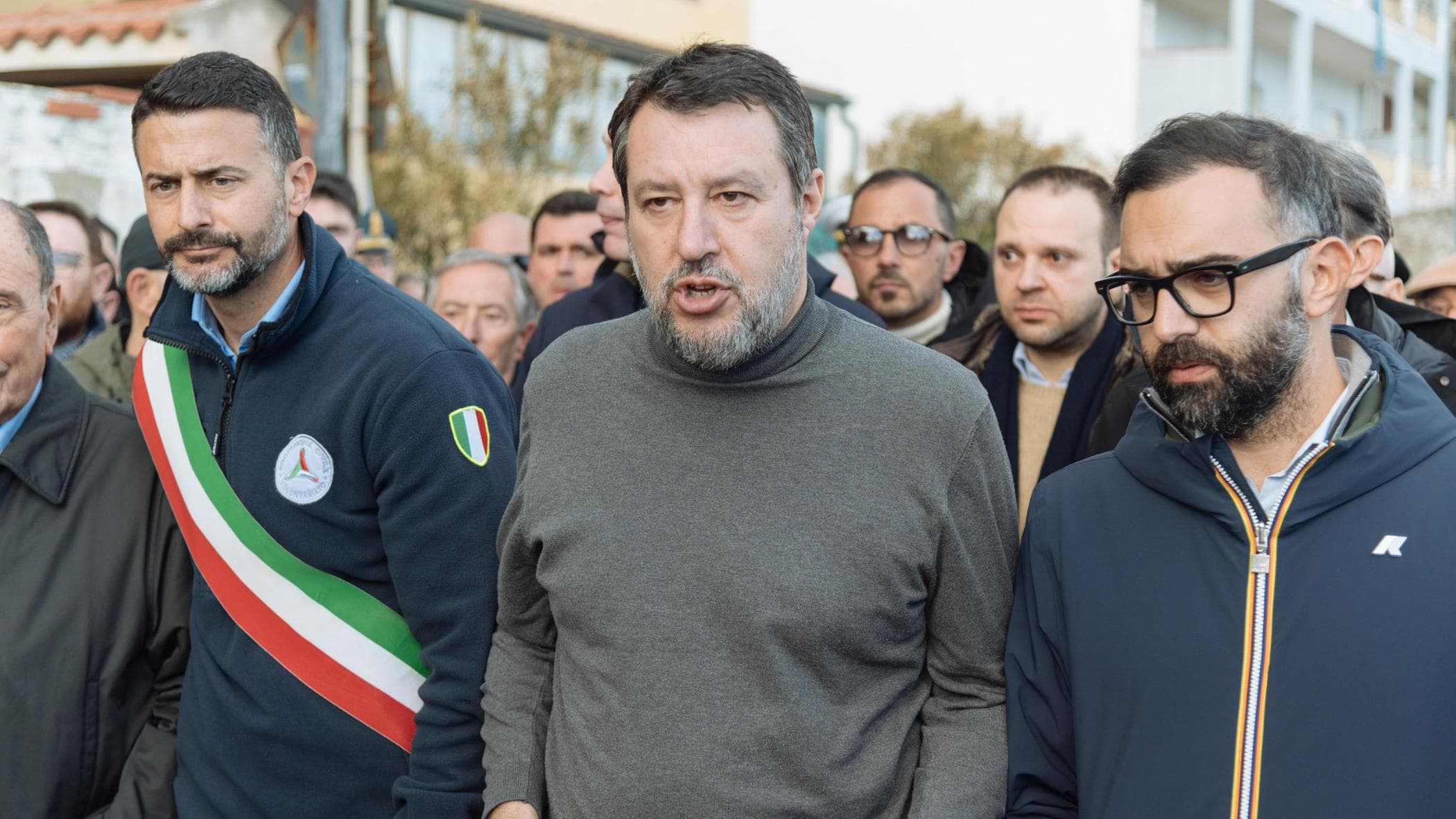 Salvini sorvola la frana ma evita il paese-simbolo: “Non rinuncio al Ponte”