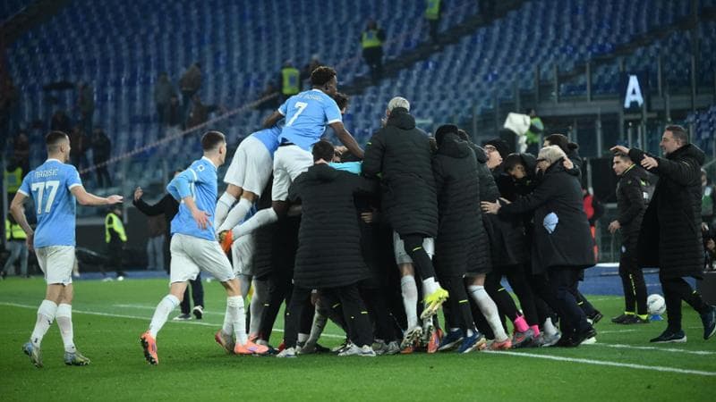 I giocatori della Lazio esultano dopo il gol di Cataldi