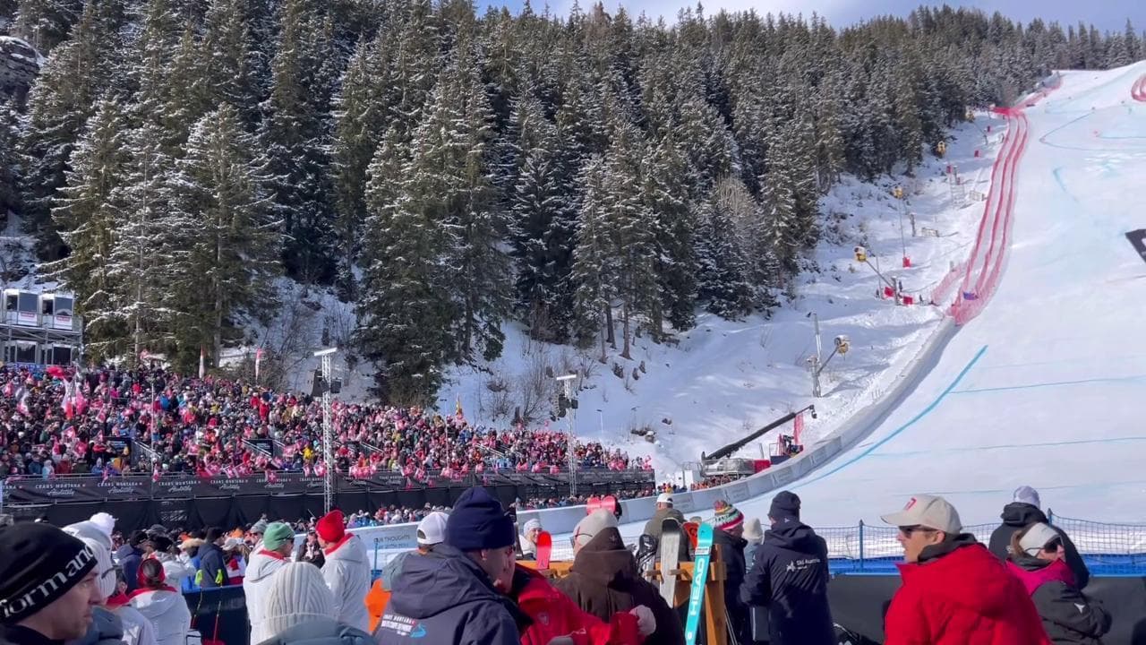 Gaffe al superG di Crans Montana. Suona "Sarà perché ti amo", ma è un coro contro la Juve