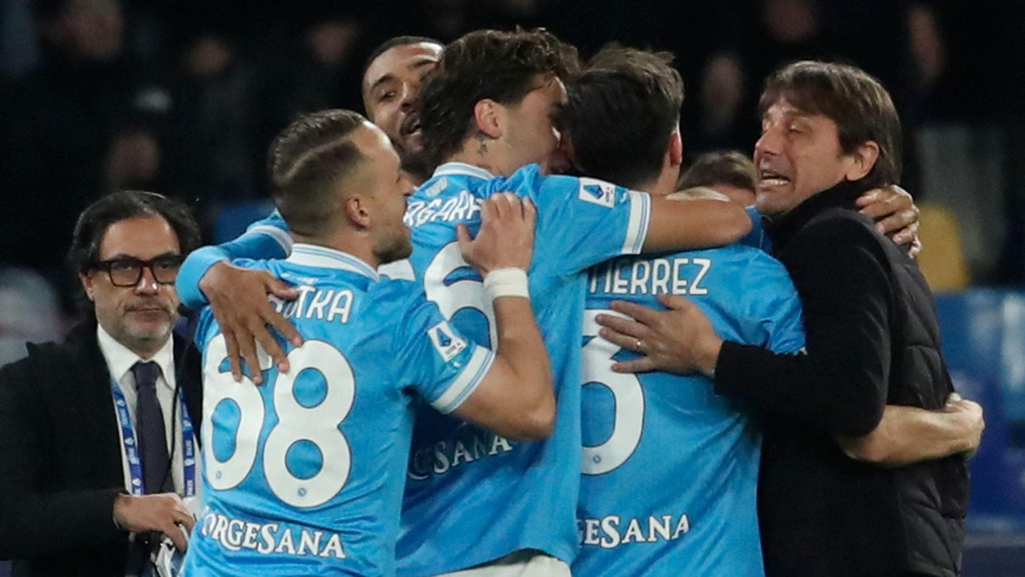 Il Napoli soffre ma batte 2-1 la Fiorentina: a segno Vergara e Gutierrez, ma è ansia per Di Lorenzo