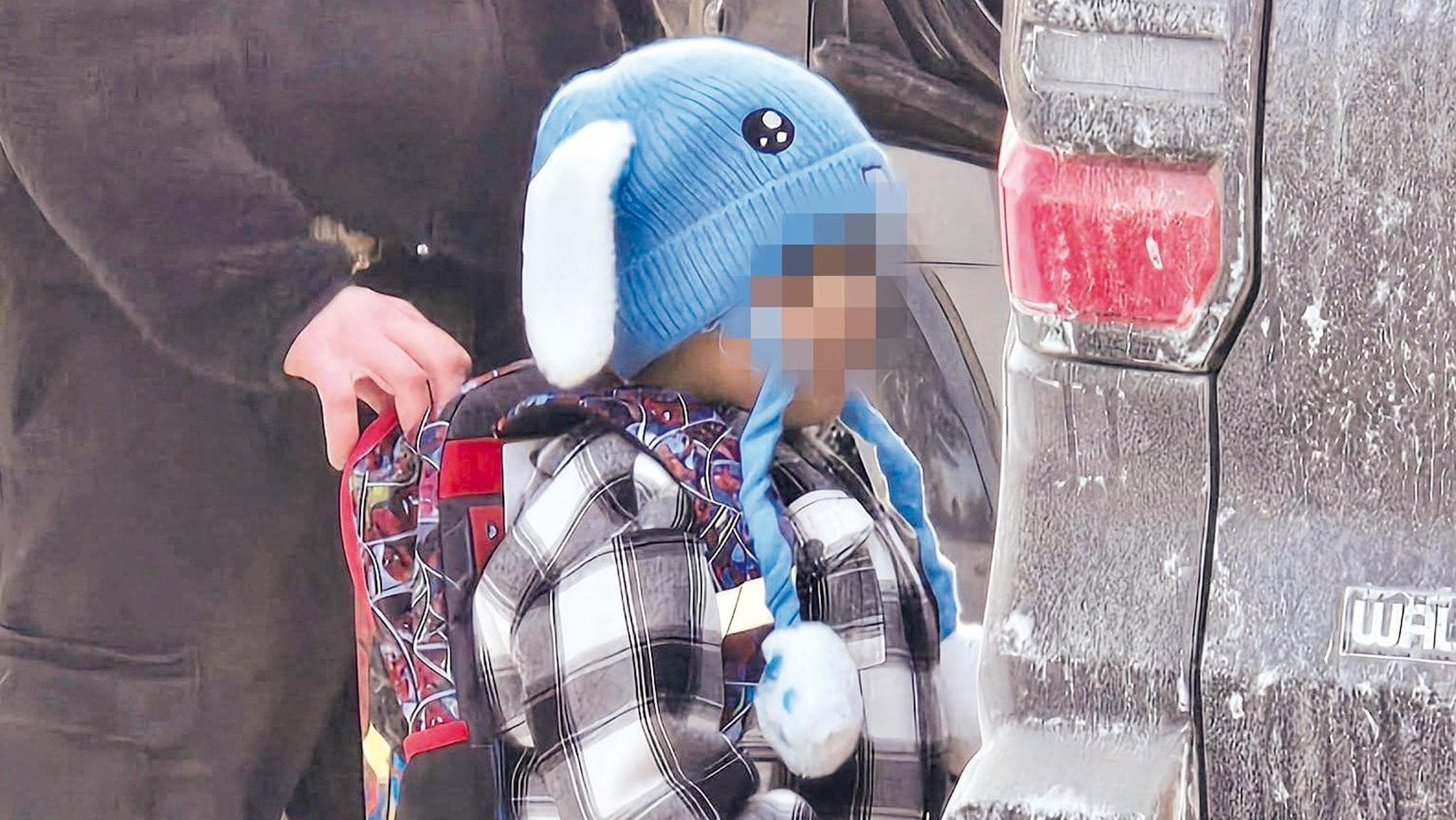 アメリカ、ミネアポリスで父親とともにアイスに逮捕された5歳男児が釈放された