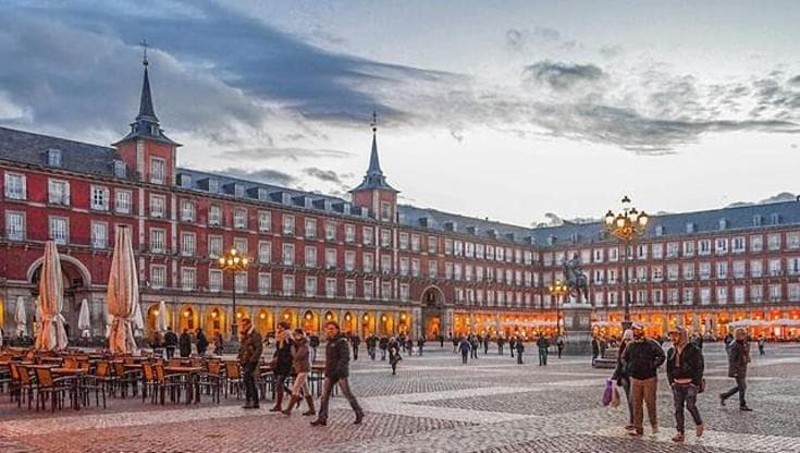 Mille euro per mangiare tapas con un parente del re: così Madrid attira i super ricchi
