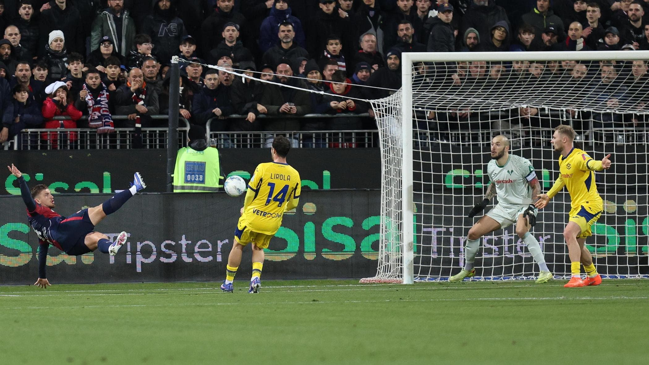 Tutto facile per il Cagliari: 4-0 al Verona con prodezza volante di Kilicsoy