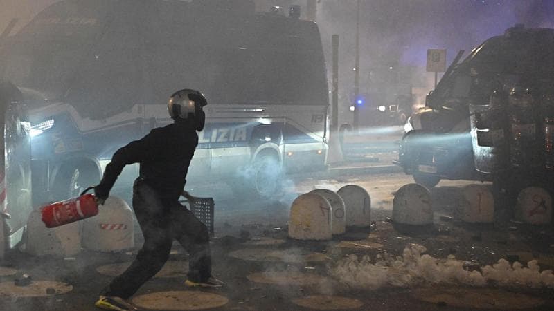 Scontri tra attivisti di Askatasuna e forze dell'ordine durante il corteo dopo lo sgombero del centro sociale a Torino
