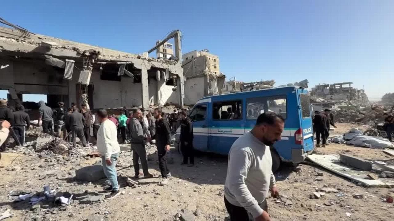 Raid israeliani su Gaza City, colpita anche una stazione di polizia: i soccorsi