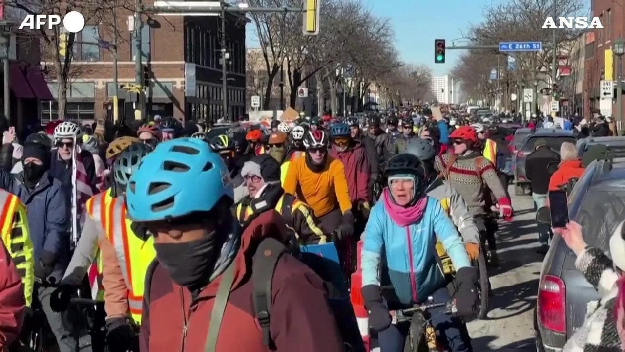 "Ice out", ciclisti invadono le strade di Minneapolis