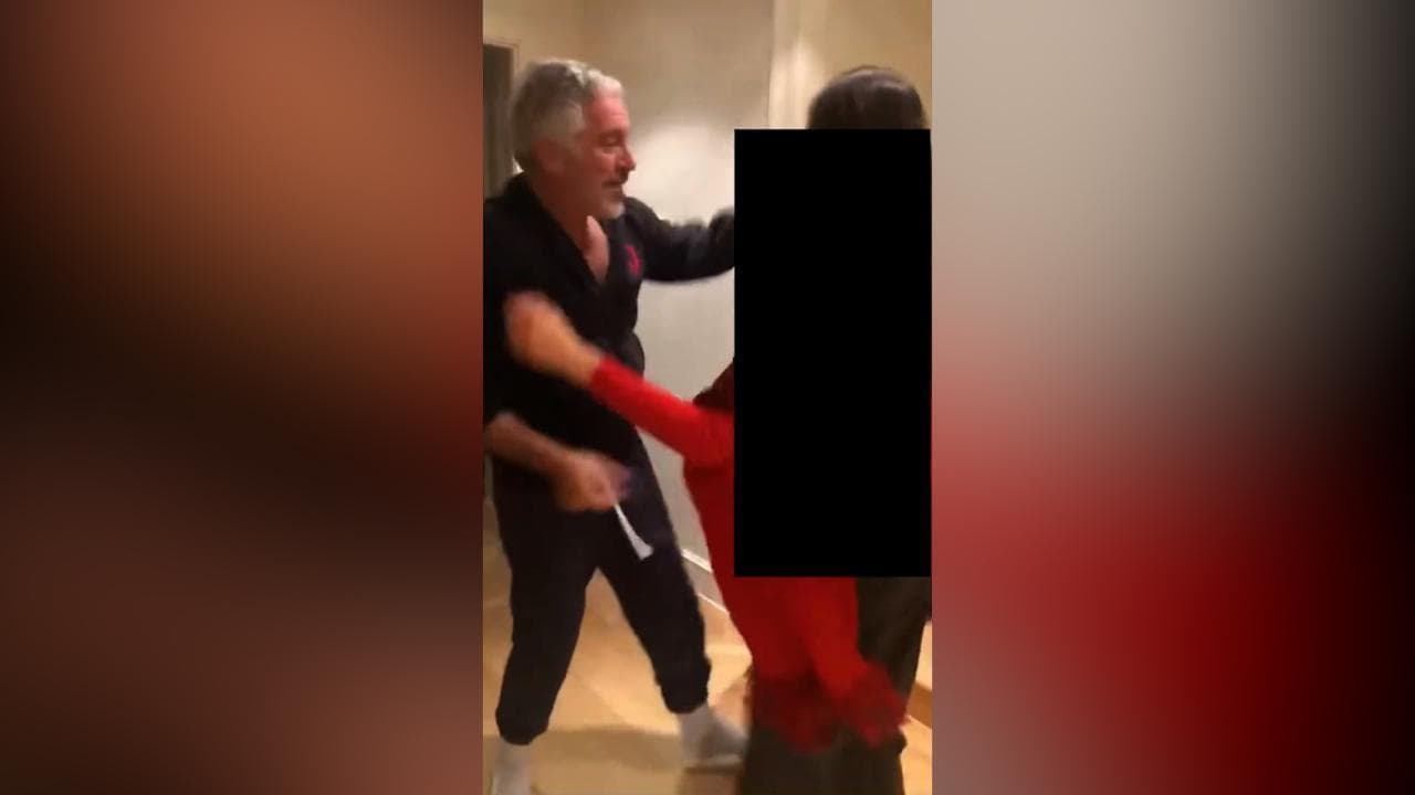I video inediti di Epstein: il ballo in corridoio e la rincorsa a due ragazze in cucina