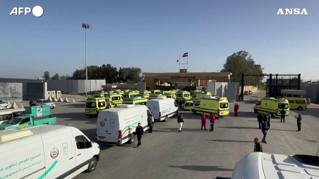 Gaza, ambulanze e camion di aiuti umanitari al valico di Rafah in vista della riapertura
