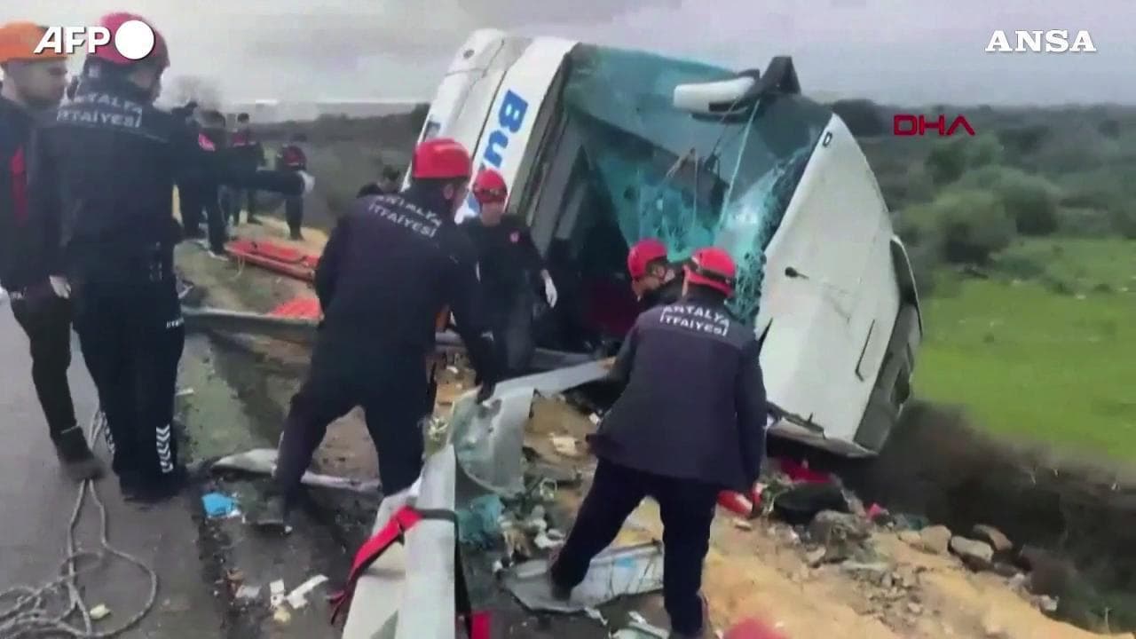 Turchia, pullman fuori strada vicino ad Antalya: otto morti e 26 feriti
