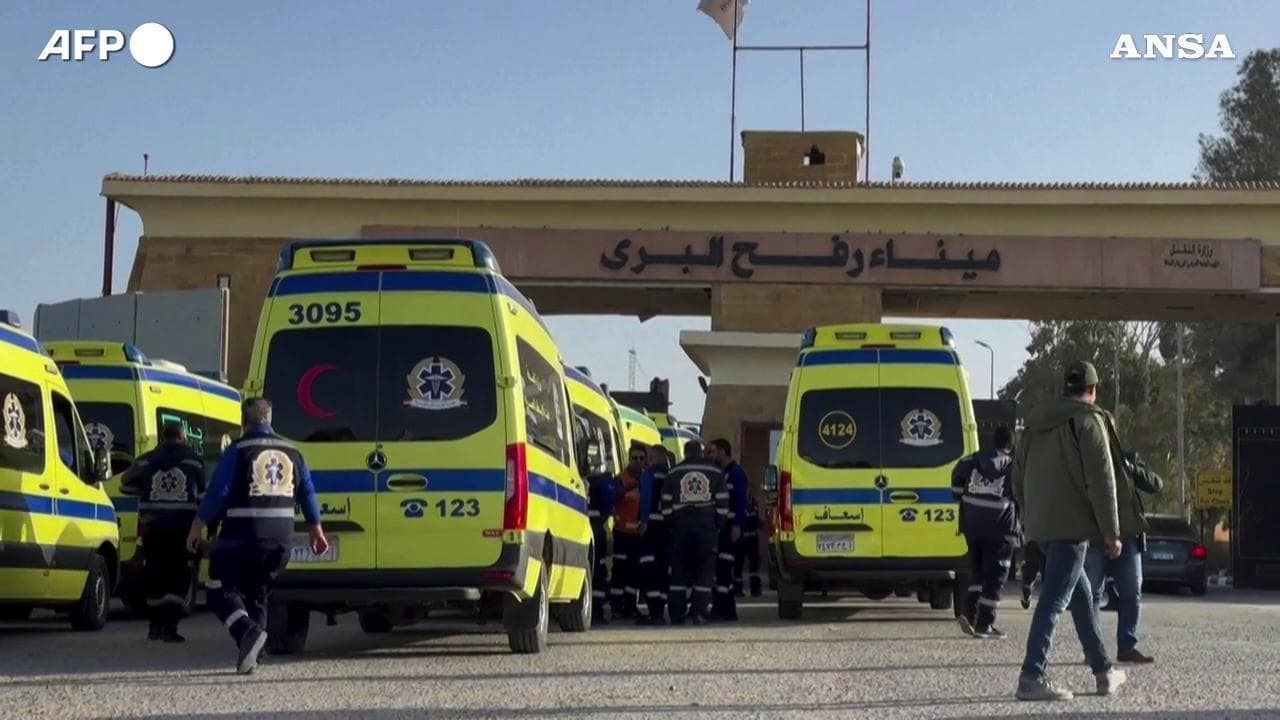 Gaza, ambulanze e camion di aiuti umanitari attraversano il valico di Rafah