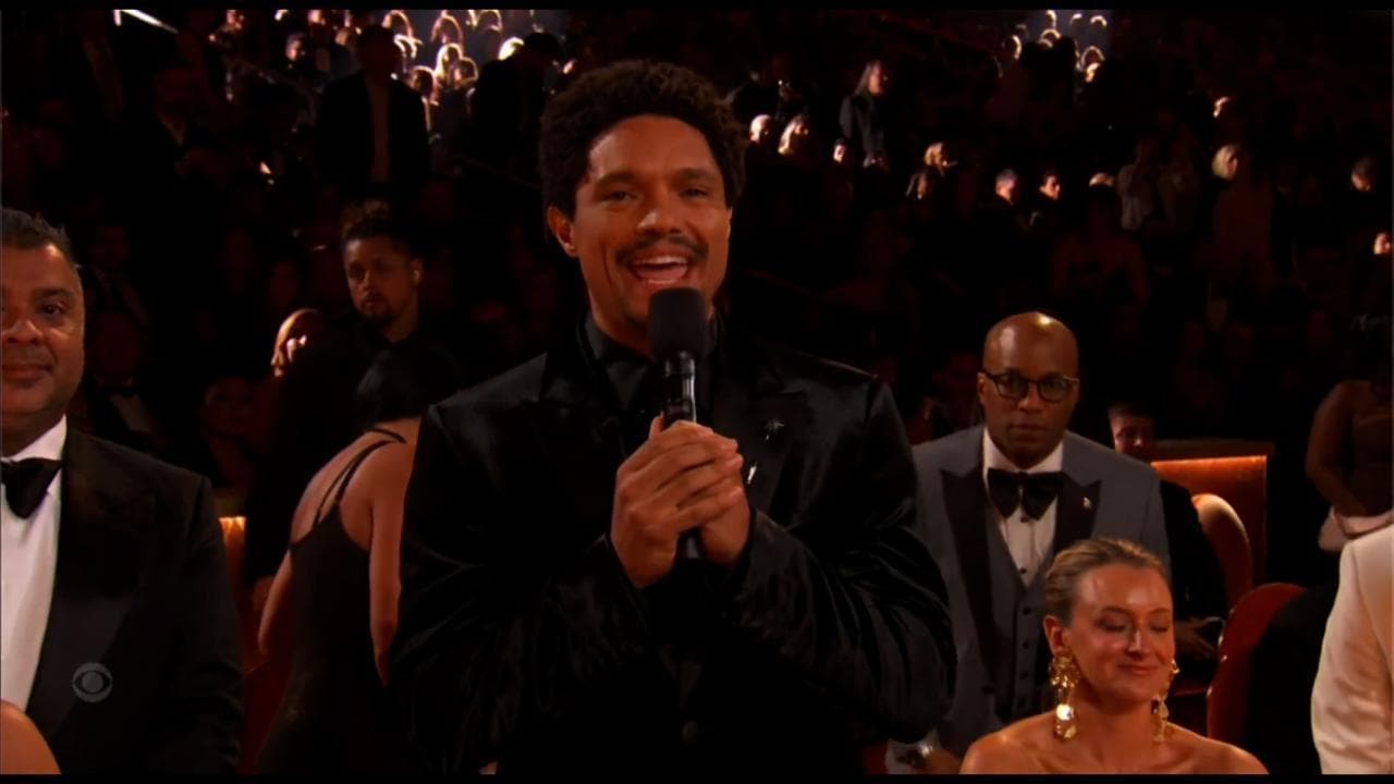 Grammy, l'ironia di Trevor Noah: "Tutti lo desiderano quanto Trump desidera la Groenlandia"
