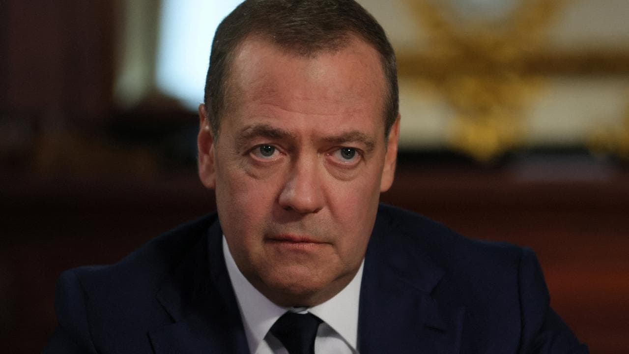 Medvedev avverte l'Europa: "Truppe Nato in Ucraina sarebbero un obiettivo legittimo"
