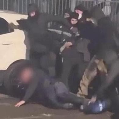Il poliziotto Alessandro Calista nel momento dell'aggressione